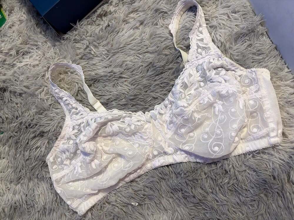 Amoureuse White Embroidered Lace Bra Size 46C